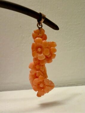 Vintage Carved Natural Coral Flower Pendant 14k Yellow Gold